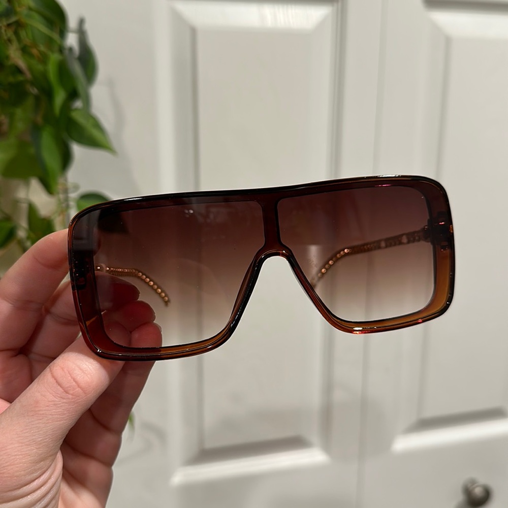 🕶️ NWT Shield Sunglasses – Brown Frame with Gold Arms